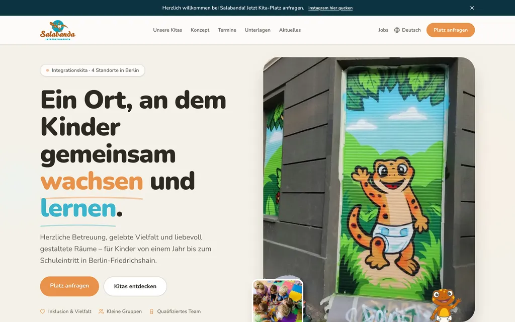 Startseite der Kita Salabanda mit der Headline „Ein Ort, an dem Kinder gemeinsam wachsen und lernen.“ und einem bemalten Rolltor mit Salamander
