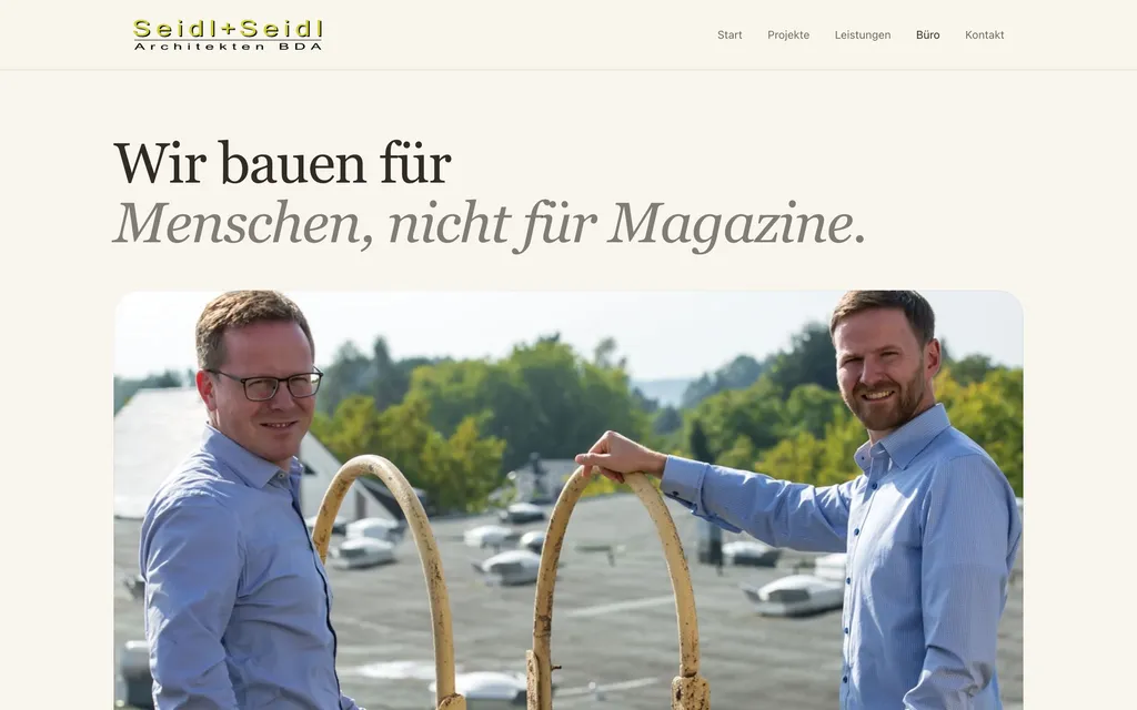 Büroseite mit der Headline „Wir bauen für Menschen, nicht für Magazine.“ und einem Foto der Inhaber